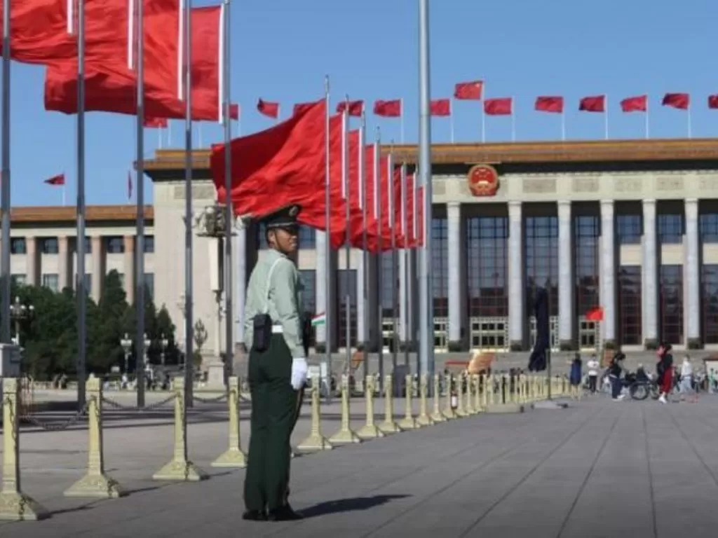 Penjaga bersiaga di Tianmen Square, Beijing, China. (REUTERS/Stringers)