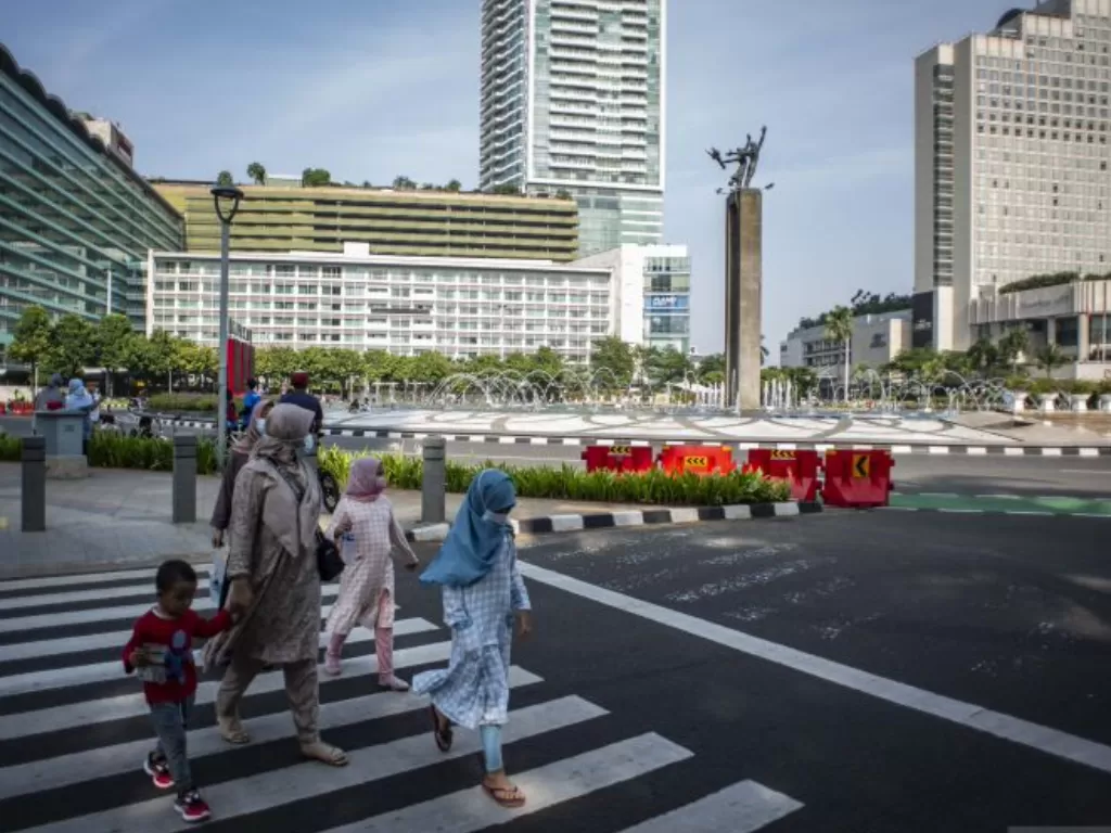 Sejumlah warga berjalan di kawasan Bundaran HI, Jakarta. ANTARA FOTO/Aprillio Akbar/.