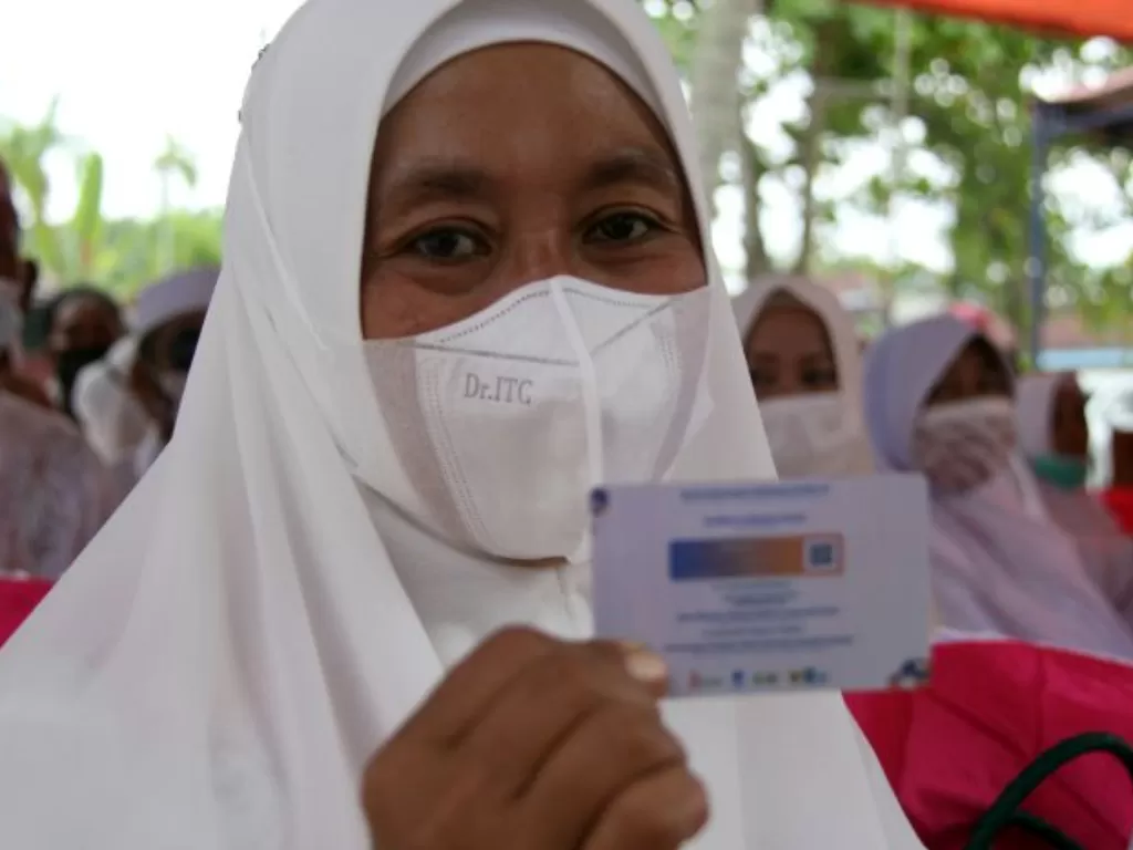 Jemaah umrah di Dumai, Riau, perlihatkan kartu vaksin. (ANTARA FOTO/Aswaddy Hamid)