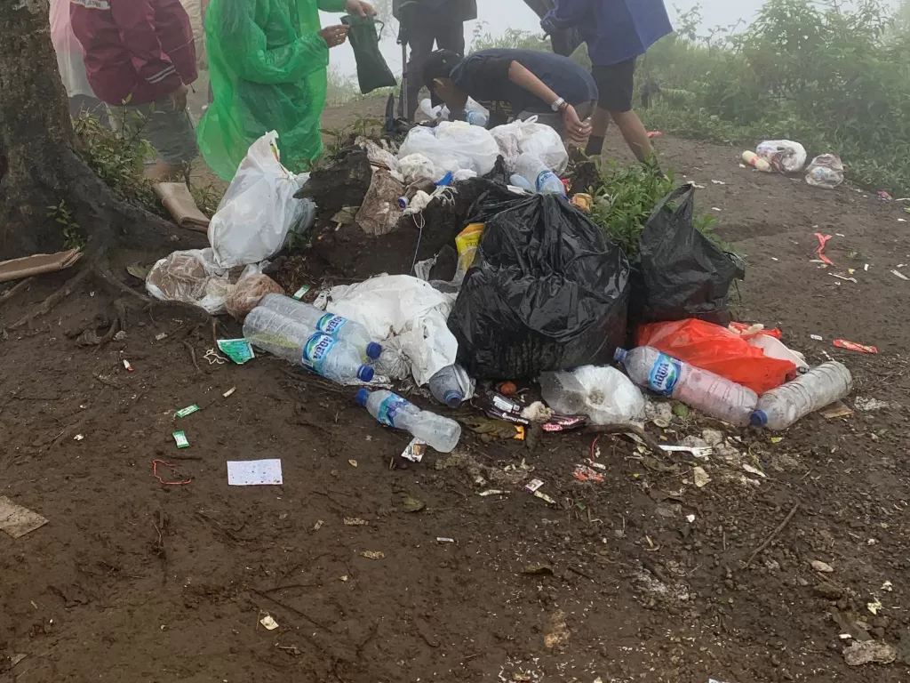 Tumpukan sampah di Gunung Merbabu. (Twitter/@cyapila)
