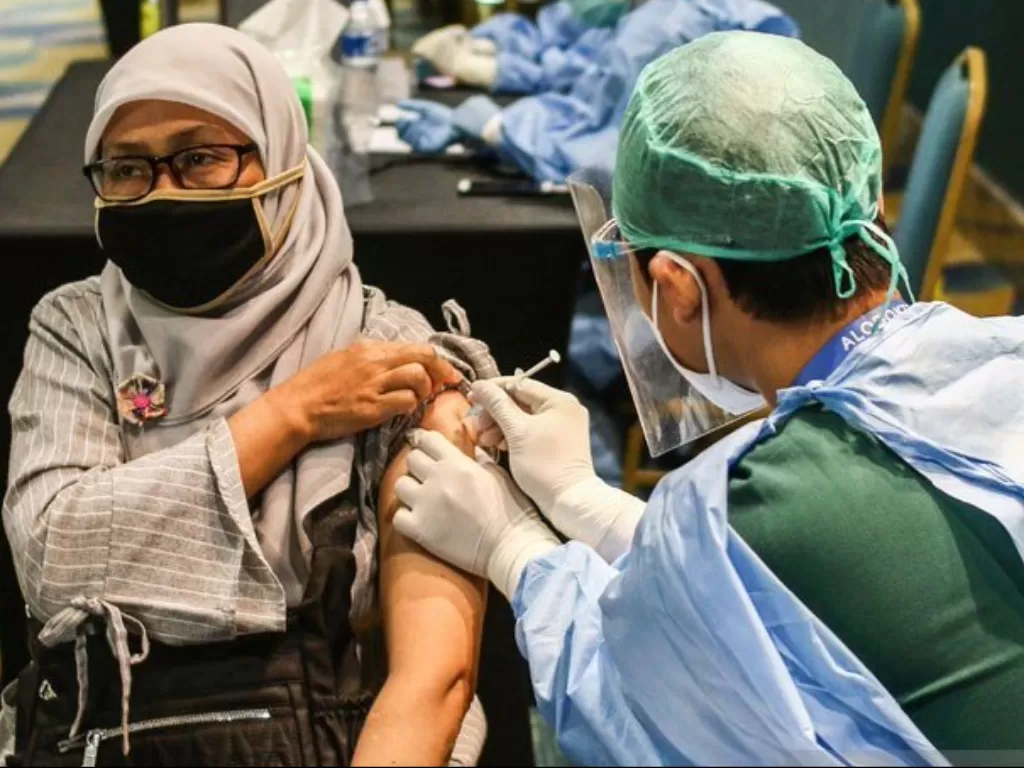 Petugas menyuntikkan vaksin COVID-19 kepada penerima vaksin di Senayan City, Jakarta. (ANTARA FOTO/Rivan Awal Lingga.)
