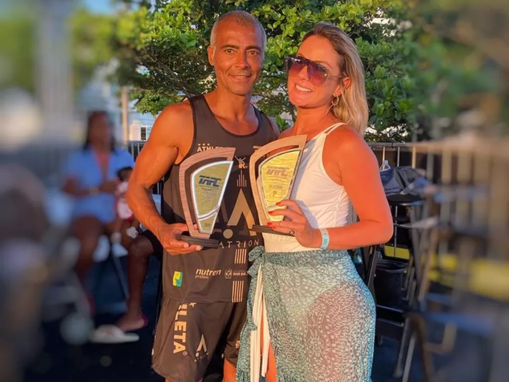 Legenda sepak bola Brazil, Romario de Souza dan kekasihnya, Marcelle Ceolin. (Instagram/@marcelleceolin)