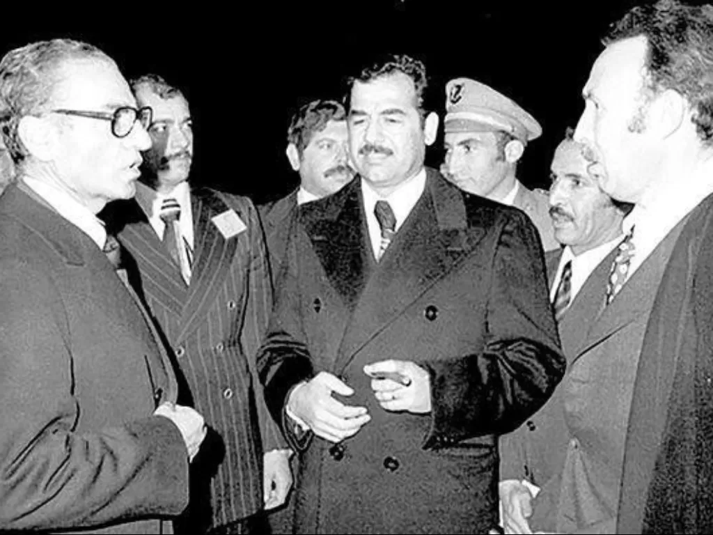 Dari kiri ke kanan: Mohammad Reza Pahlavi , Houari Boumédiène dan Saddam Hussein. (Photo/Wikipedia)