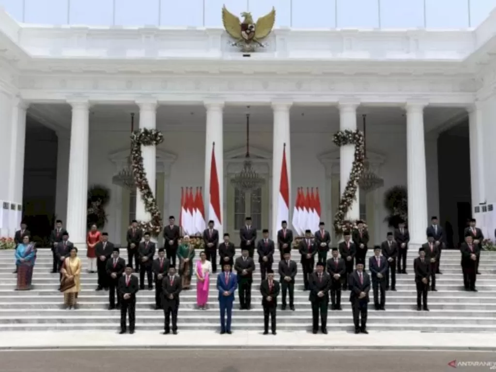 Presiden Joko Widodo didampingi Wapres Ma'ruf Amin berfoto bersama jajaran menteri Kabinet Indonesia Maju yang baru dilantik di tangga beranda Istana Merdeka, Jakarta. (Foto: ANTARA/Puspa Perwitasari)