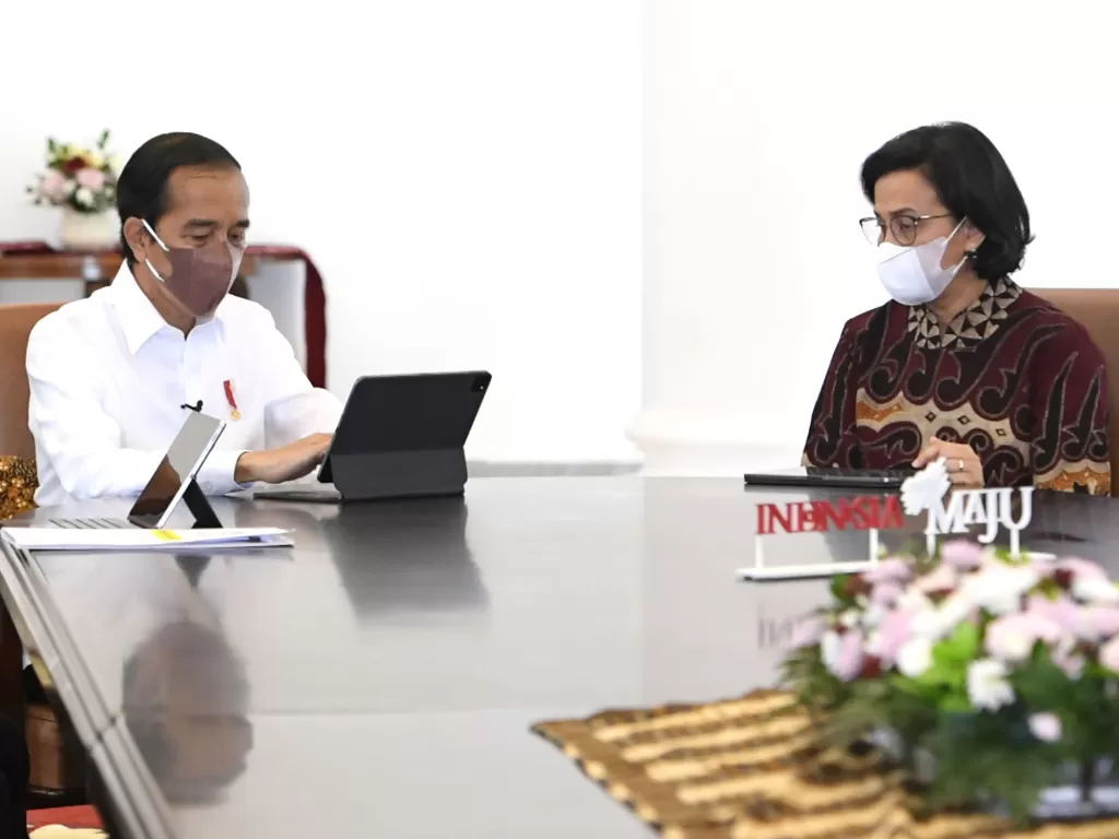 Presiden Joko Widodo (kiri) didampingi Menteri Keuangan Sri Mulyani. (ANTARA/BPMI Setpres- Kris)