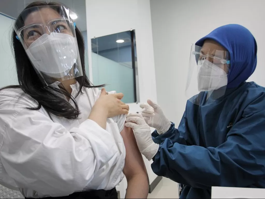 Tenaga kesehatan menyuntikkan vaksin COVID-19 kepada peserta Vaksinasi Gotong Royong Booster di klinik Kimia Farma, Radio Dalam, Jakarta. (ANTARA FOTO/Dhemas Reviyanto)