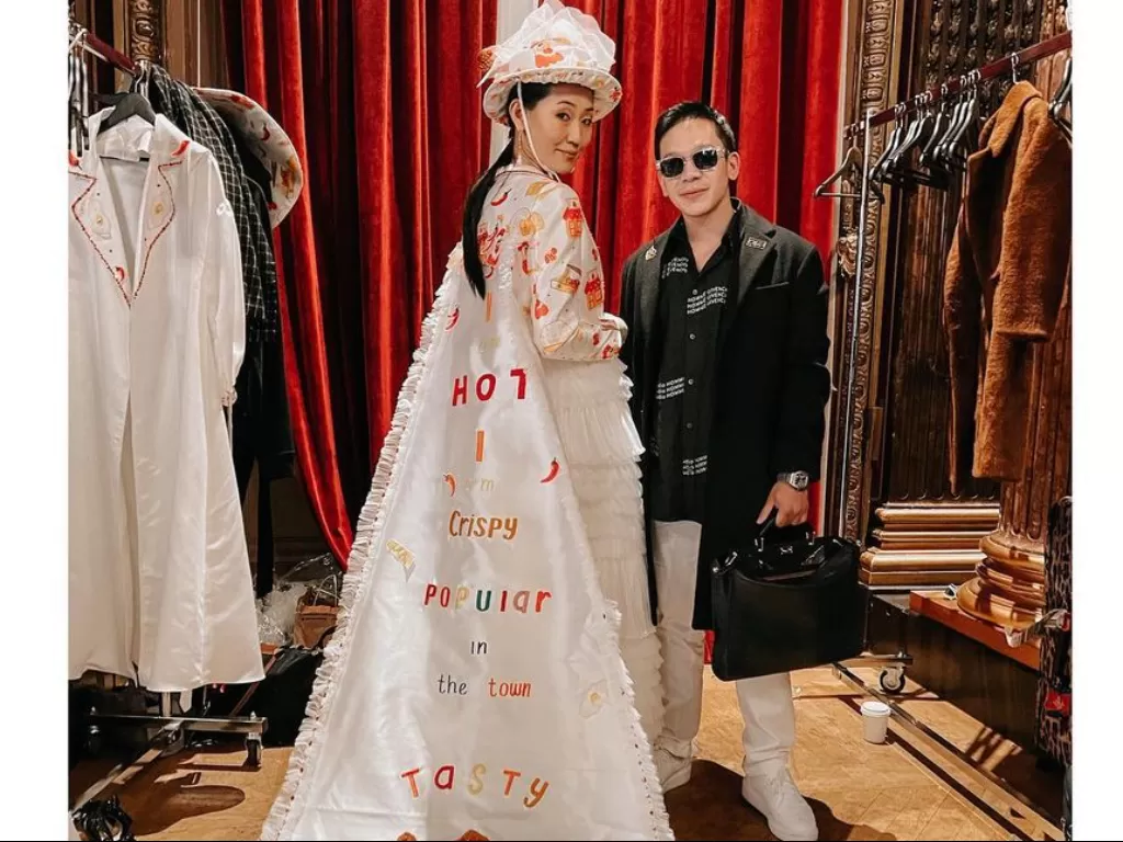 Jordi Onsu bersama model yang memakai busana bertema Geprek Bensu. (Instagram/@jordionsu)