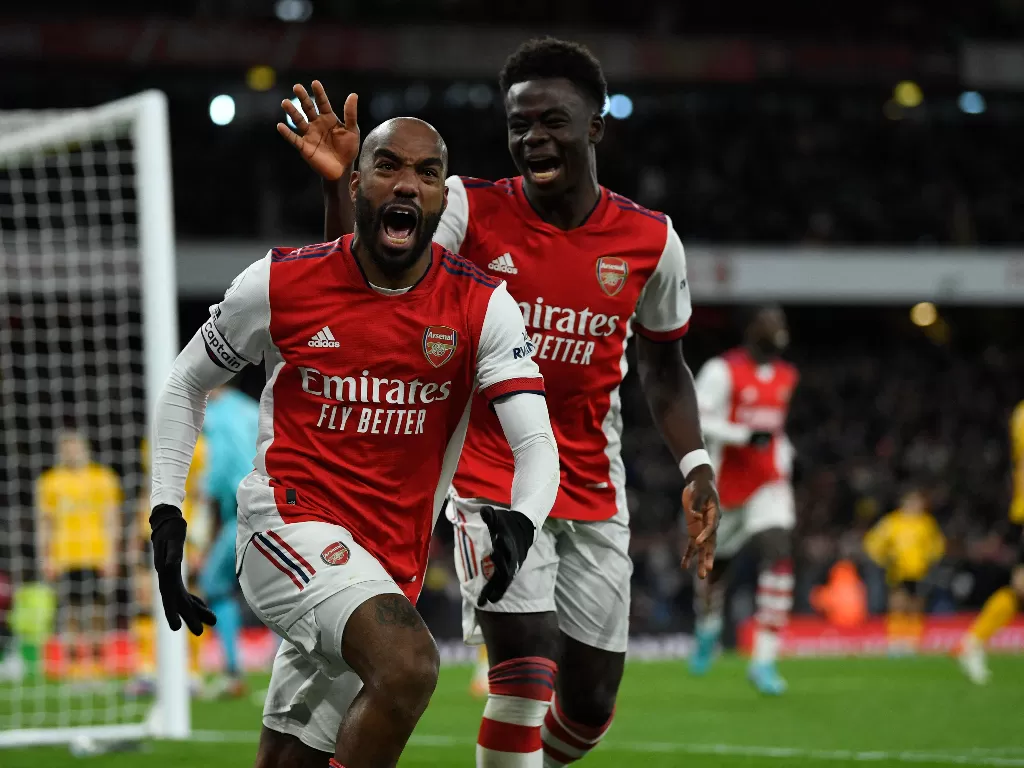 Dua pemain Arsenal, Alexandre Lacazette dan Bukayo Saka. (REUTERS/Tony Obrien)