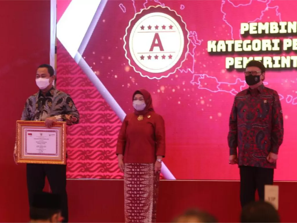 PANRB memberikan penghargaan kepada Wali Kota Semarang, Hendrar Prihadi. (Istimewa)