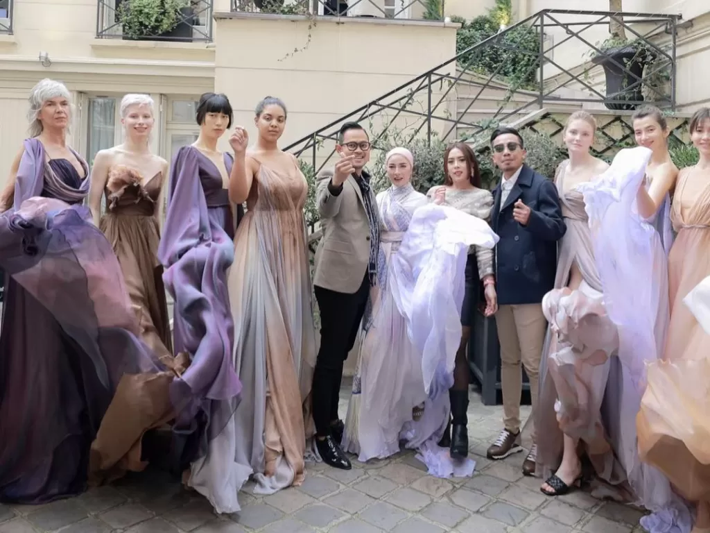 Para founder MS Glow bersama model brand fashion Leanne Marshall di Paris. (Instagram/@maharanikemala)
