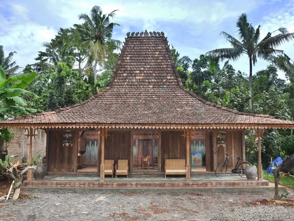 Ilustrasi rumah adat Jawa Tengah (pinterest.com)