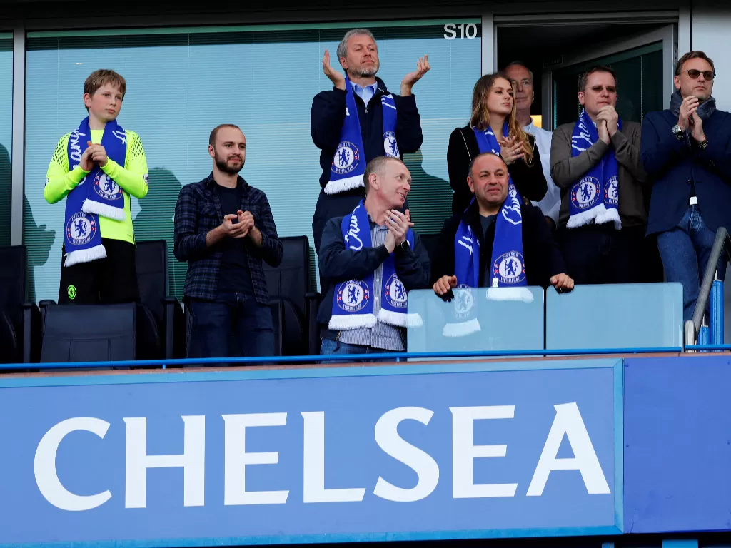 Roman Abramovich (ketiga kiri), mantan pemilik Chelsea. (REUTERS/Eddie Keogh Livepic)