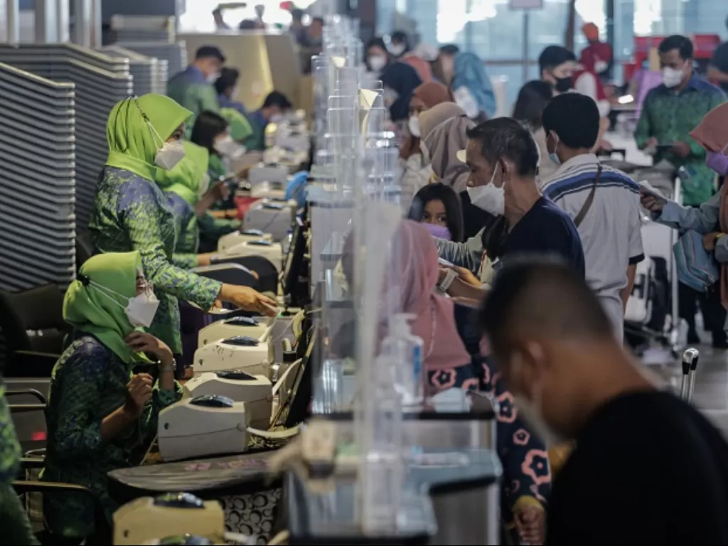 Sejumlah calon penumpang pesawat melakukan lapor diri di Terminal 3 Bandara Soekarno Hatta, Tangerang, Banten. (ANTARA FOTO/Fauzan)