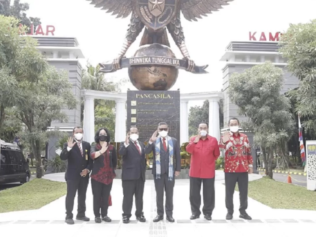 Wali Kota Semarang Hendrar Prihadi beserta sejumlah tokoh mengunjungi Monumen Konservasi Pancasila. (Dok. Pemkot Semarang)