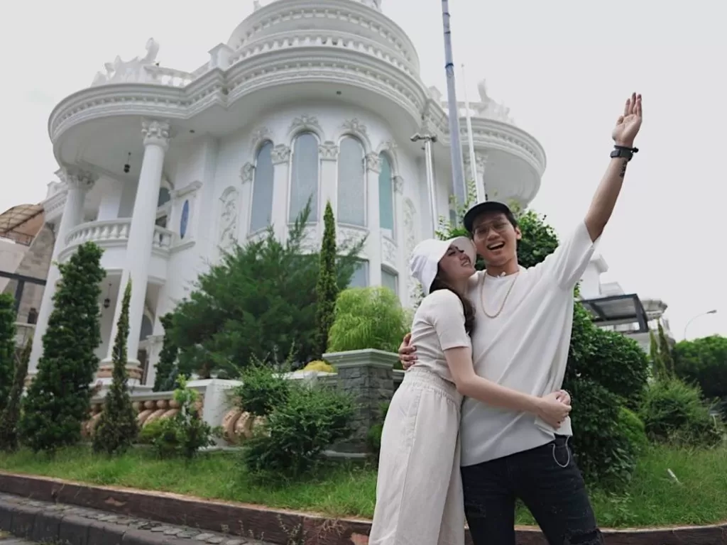 Indra Kenz dan kekasihnya Vanessa Khong. (Instagram@indrakenz)