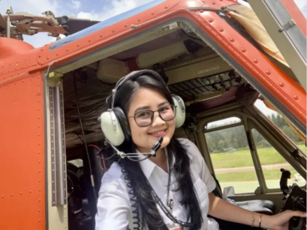 Velyn Angelica (22) modal nekat pilih profesi sebagai pilot helikopter. (Foto/Antara)