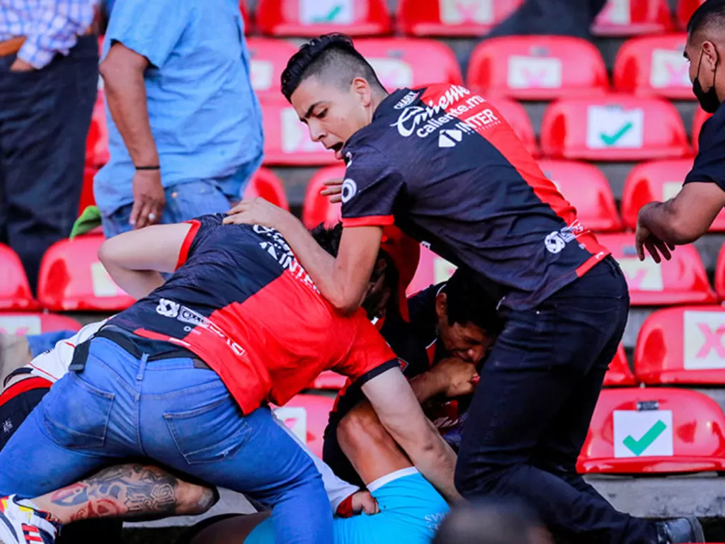 Perkelahian antar suporter saat laga Queretaro vs Atlas di Liga MX Meksiko, (5/3/2022). (REUTERS/Victor Pichardo)