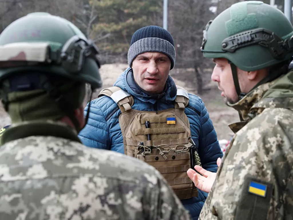 Walikota Kyiv Vitali Klitschko mengunjungi pos pemeriksaan Pasukan Pertahanan Teritorial Ukraina, (6/3/2022). (REUTERS/Valentyn Ogirenko)