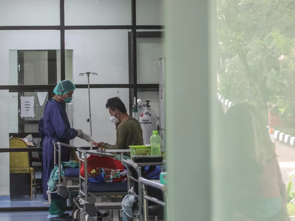 Petugas melakukan pemeriksaan COVID-19 pada pasien di IGD di RSUD Depok, Jawa Barat, Jumat (4/2/2022). (ANTARA/Asprilla Dwi Adha)