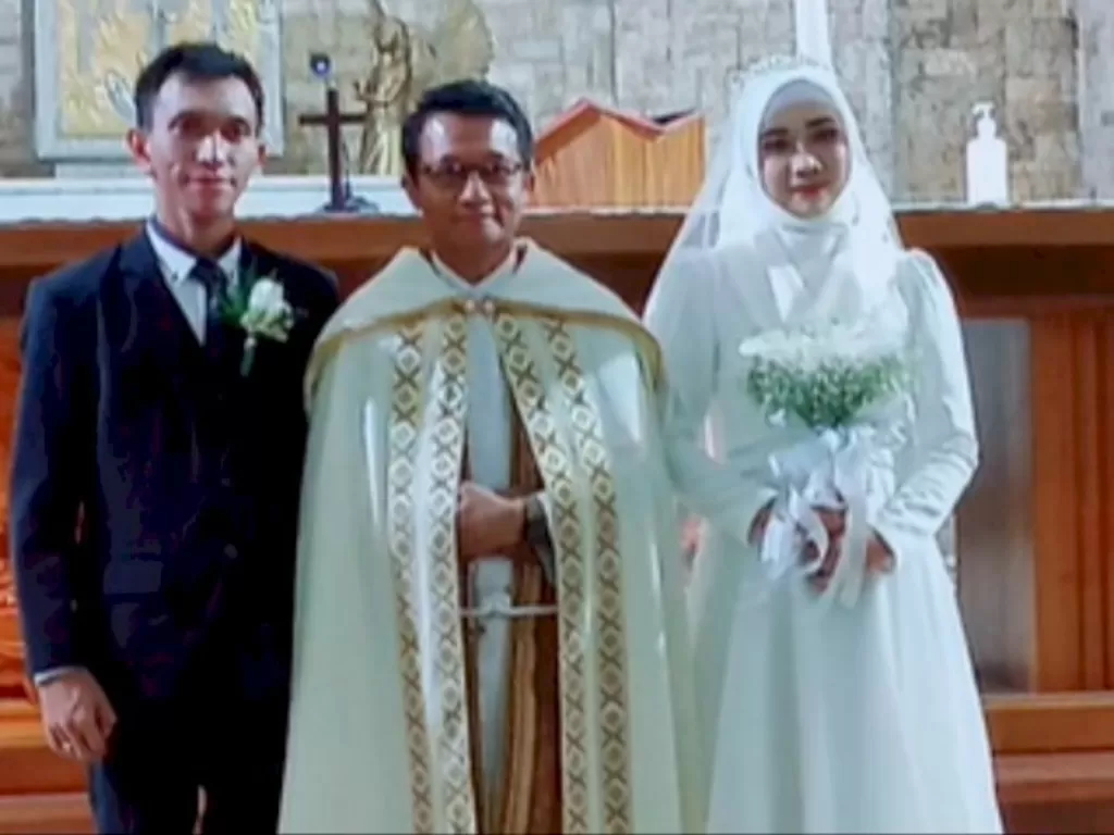 Pasangan nikah beda agama di Semarang, Jawa Tengah. (Instagram/@ahmadnurcholish)