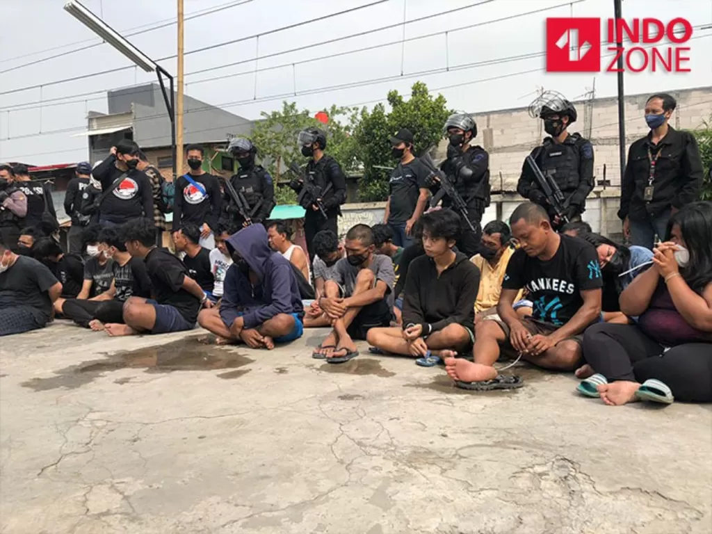 Sejumlah orang ditahan saat penggerebekan bandar narkoba di Kampung Bahari, Tanjung Priok, Jakarta Utara. (INDOZONE/Samsudhuha Wildansyah)