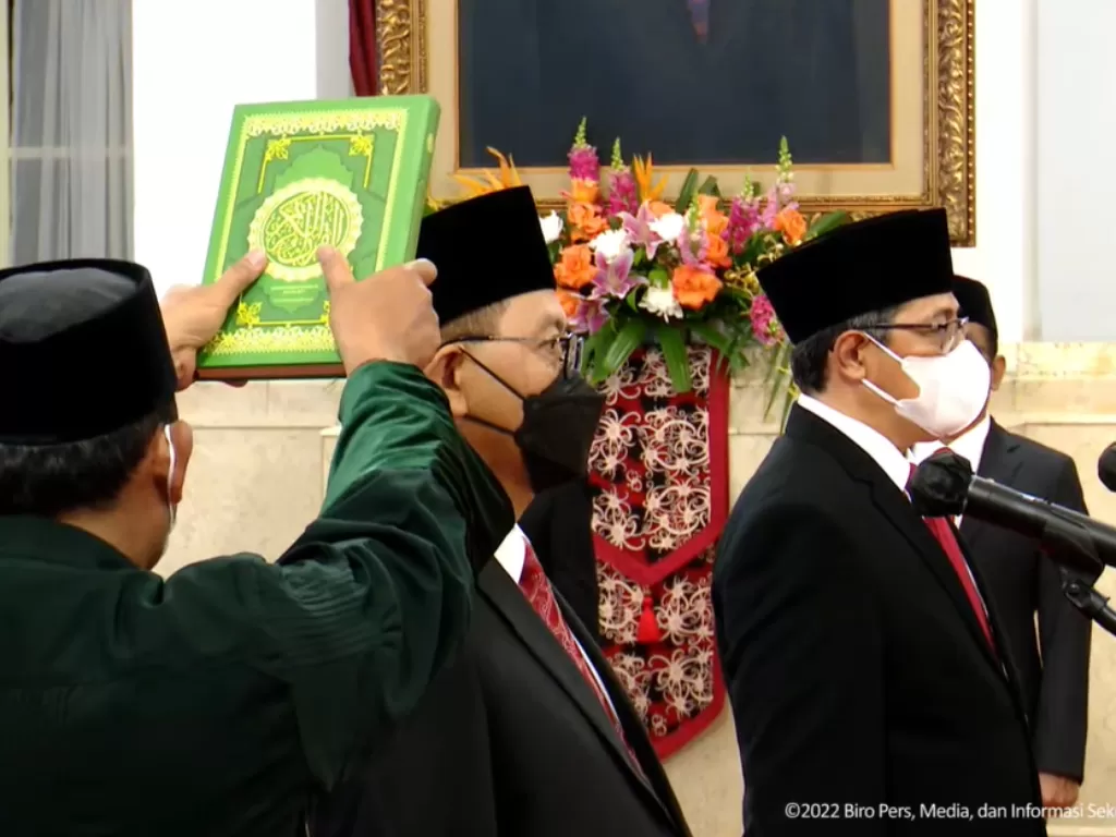 Presiden Jokowi melantik Kepala Otorita IKN Bambang Susantono, dan Wakil Kepala Otorita IKN adalah Dhony Rahajoe. (Youtube Sekretariat Presiden)