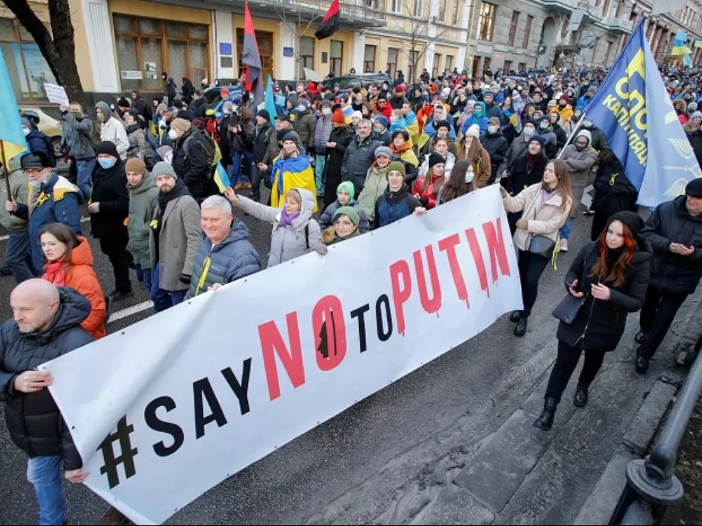 Aksi unjuk rasa mengutuk invasi Rusia kepada Ukraina. (REUTERS/Valentyn Ogirenko)