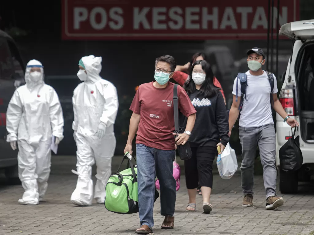 Sejumlah pasien COVID-19 yang sudah dinyatakan sembuh meninggalkan Hotel Singgah COVID-19 di Curug, Kabupaten Tangerang, Banten, Jumat (11/2/2022). (ANTARA/Fauzan)