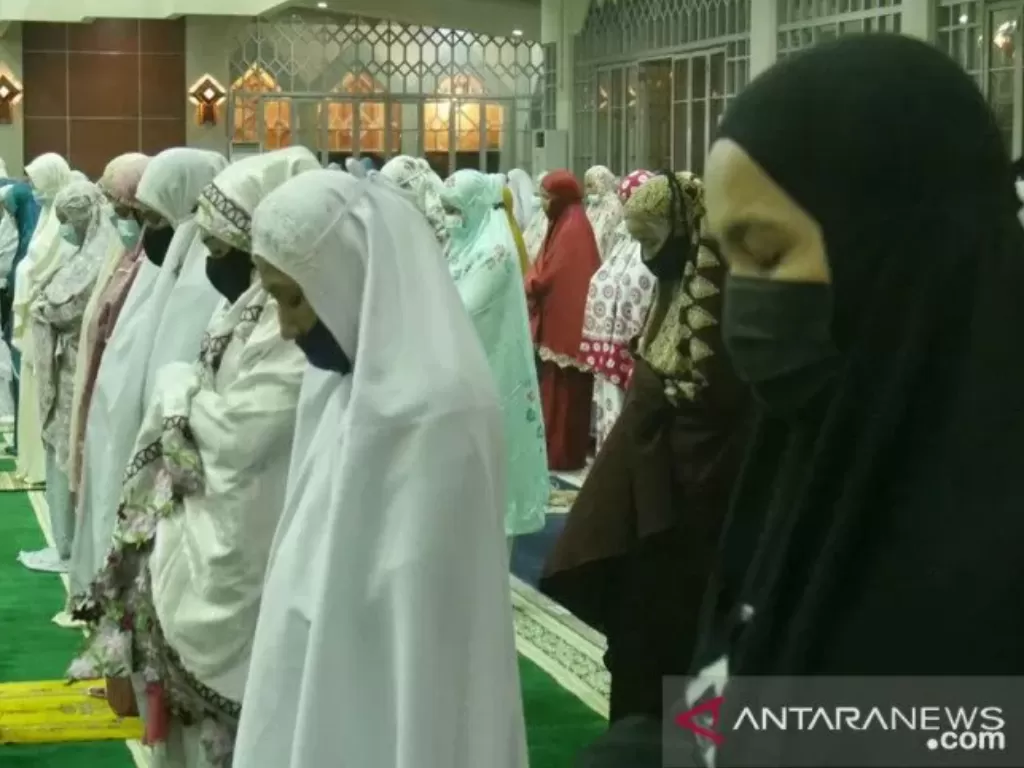  Ilustrasi - Suasana shalat tarawih perdana di Masjid Agung Batam, Senin (12/4) malam. (Antara Kepri/Arfan NK)