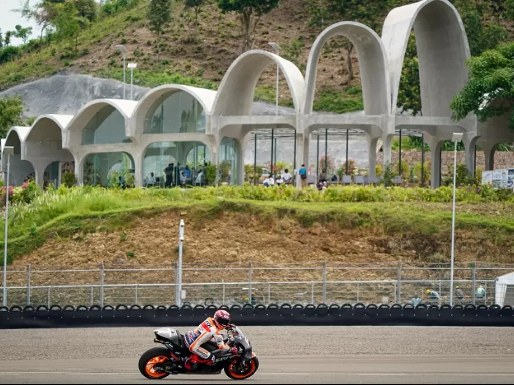 Pembalap MotoGP Marc Marquez saat menjajal Sirkuit Mandalika. (motogp.com)