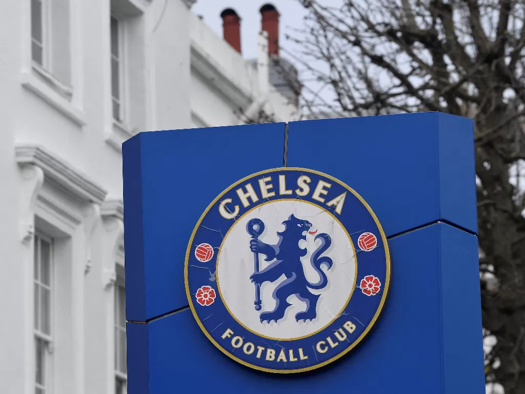 Logo Klub Chelsea. (REUTERS/Toby Melville)
