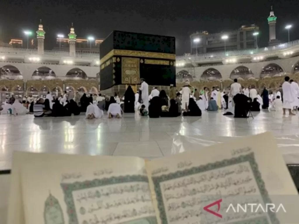 Ratusan jamaah di sekitar Ka'bah Masjidil Haram di Kota Mekkah, Arab Saudi. (ANTARA/Hanni Sofia)