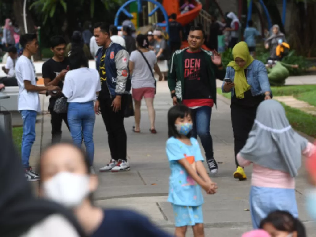 Sejumlah warga tidak mengenakan masker saat berkunjung ke Taman Lapangan Banteng, Jakarta (Ilustrasi/NTARA FOTO/Akbar Nugroho Gumay)