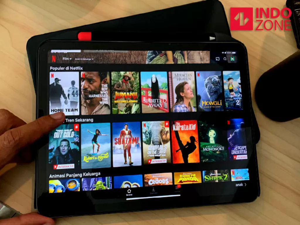 Tampilan layanan streaming Netflix di gadget. (INDOZONE/Fahmy Fotaleno)