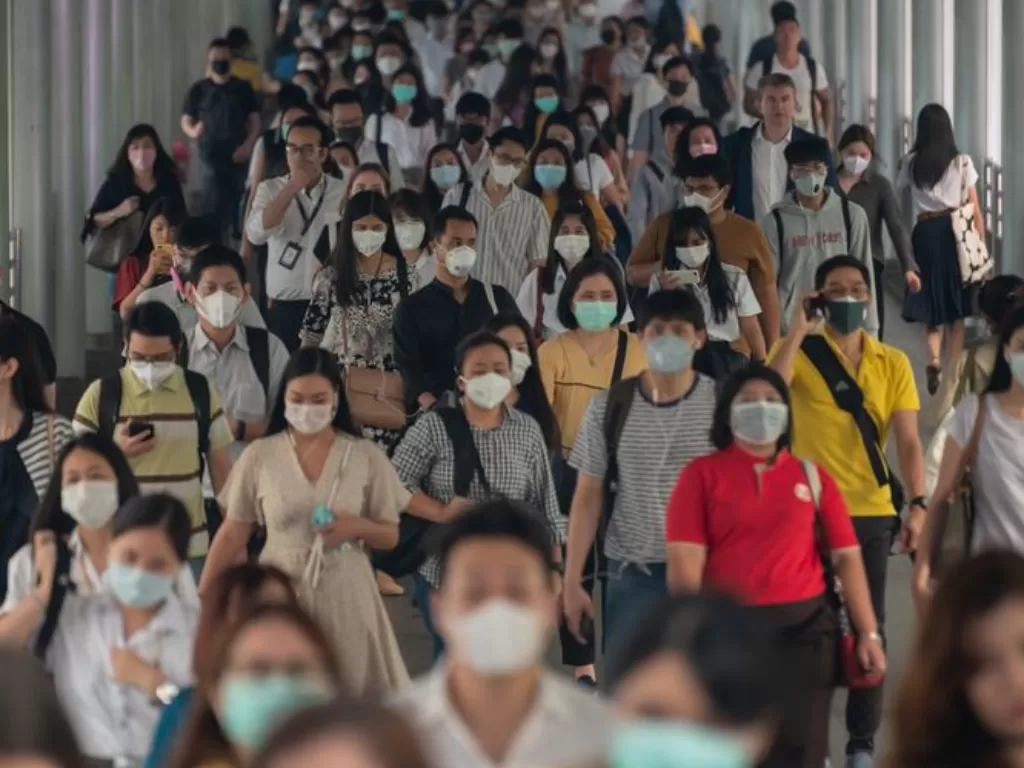 Warga Thailand memakai masker untuk menghindari terpapar virus corona, awal Februari 2020.(Shutterstock)