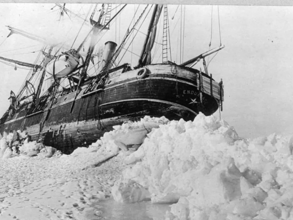 Dokumentasi kapal Endurance karam di lautan es. (Wikimedia)