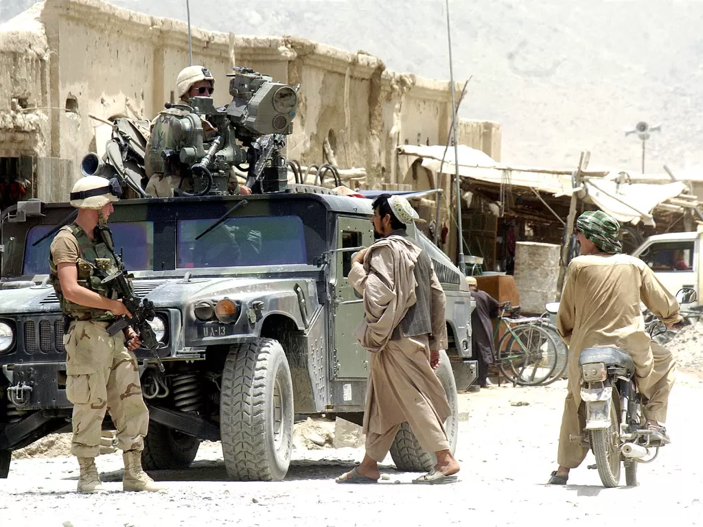 Pasukan Amerika Serikat (AS) menjaga lokasi setelah insiden pembantaian. (Photo/Wikipedia)