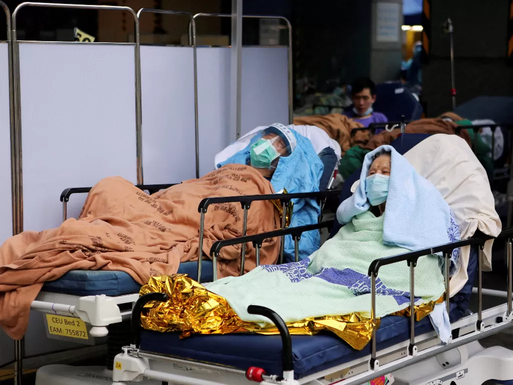 Pasien Omicron di terbaring di sebuah rumah sakit Hong Kong. (REUTERS/James Pomfret)