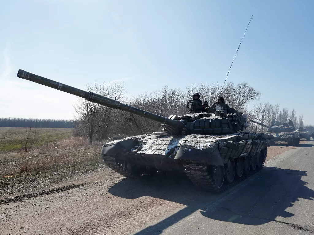 Konvoi tank tempur pasukan pro-Rusia di luar Volnovakha. (REUTERS/Alexander Ermochenko)
