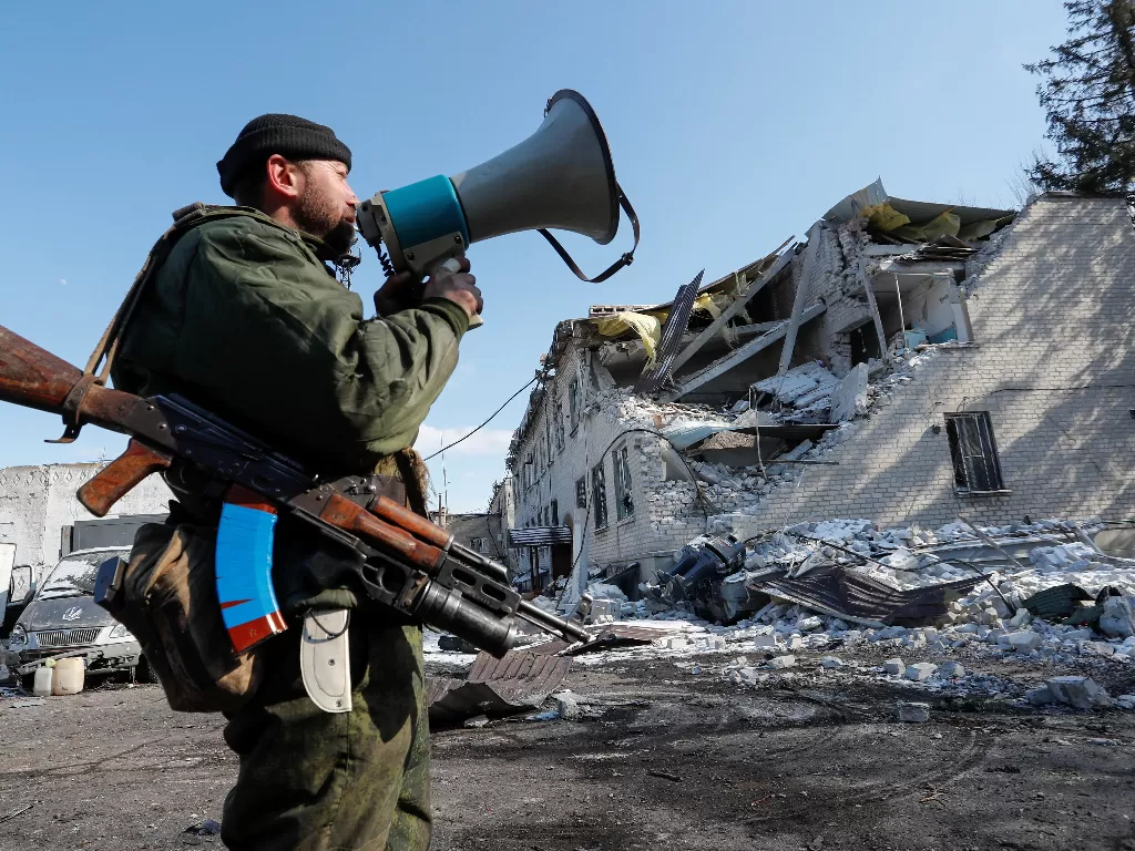 Pasukan Pro Rusia sedang memberikan pengumuman di Kota Volnovakha yang sudah hancur akibat serangan Rusia. (REUTERS/Alexander Ermochenko)