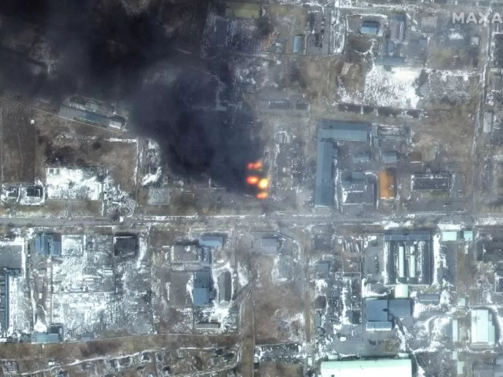 Gambar satelit permukiman di Mariupol, Ukraina usai digempur Rusia. (Maxar Technologies via REUTERS)