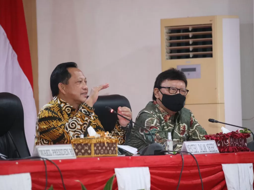 Kiri: Mendagri Muhammad Tito Karnavian, Kanan: Menteri PANRB Tjahjo Kumolo (Istimewa)