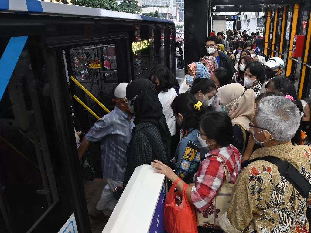 Sejumlah penumpang mengantre masuk ke dalam Bus Tranjakarta di Halte Tosari, Jakarta. (ANTARA/Aditya Pradana Putra)