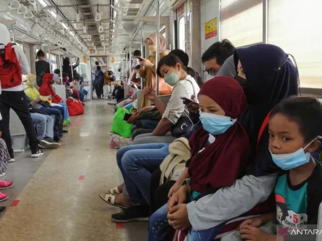 Penumpang KRL Commuter line duduk di dalam kereta Cikarang-Jakarta Kota, di Bekasi, Jawa Barat, Senin (14/3/2022). (ANTARA/Paramayuda)