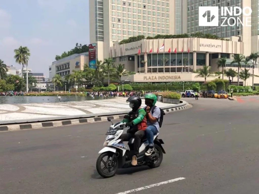 Momen ojol terobos parade MotoGP di HI, Jakpus. (INDOZONE/Samsudhuha Wildansyah)