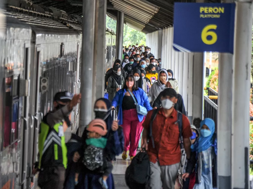Penumpang kereta api argo parahyangan tiba di Stasiun Bandung, Jawa Barat, Kamis (10/3/2022). (ANTARA/Raisan Al Farisi)