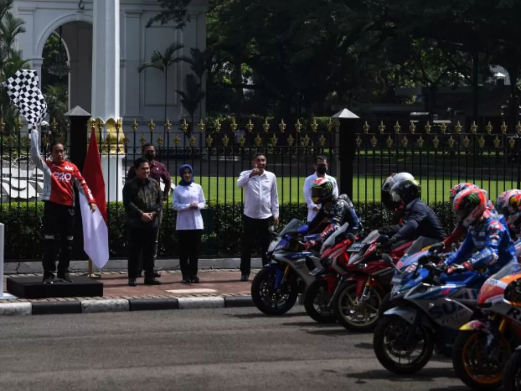 Presiden Jokowi melepas parade MotoGP. (ANTARA FOTO/Sigid Kurniawan)