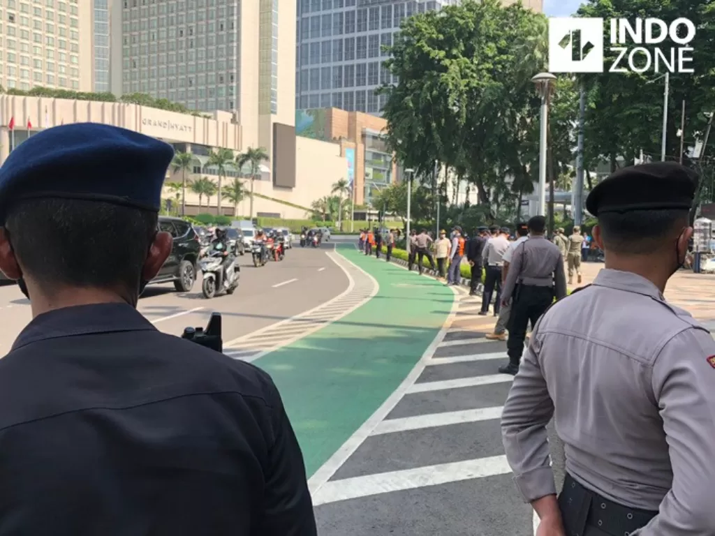 Petugas siaga di Bunderan HI amankan Parade MotoGP. (INDOZONE/Samsudhuha Wildansyah)