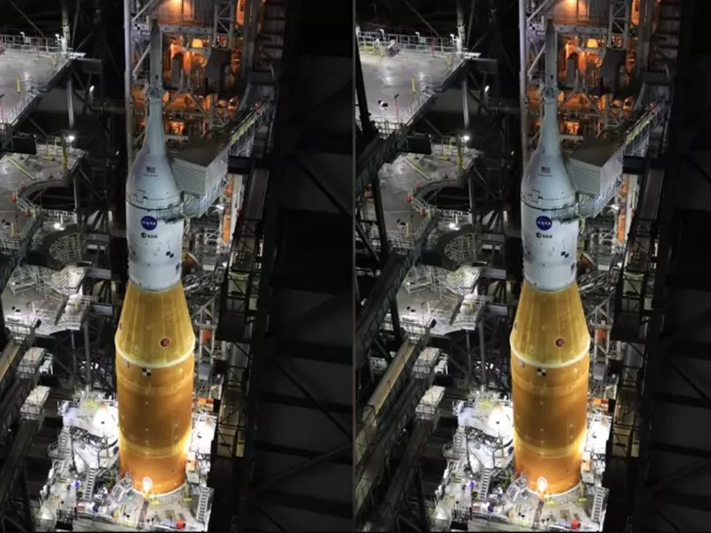 Roket Artemis I Space Launch System dan pesawat ruang angkasa Orion dalam persiapan untuk diluncurkan dari NASA's Kennedy Space Center di Florida (Dok. NASA)