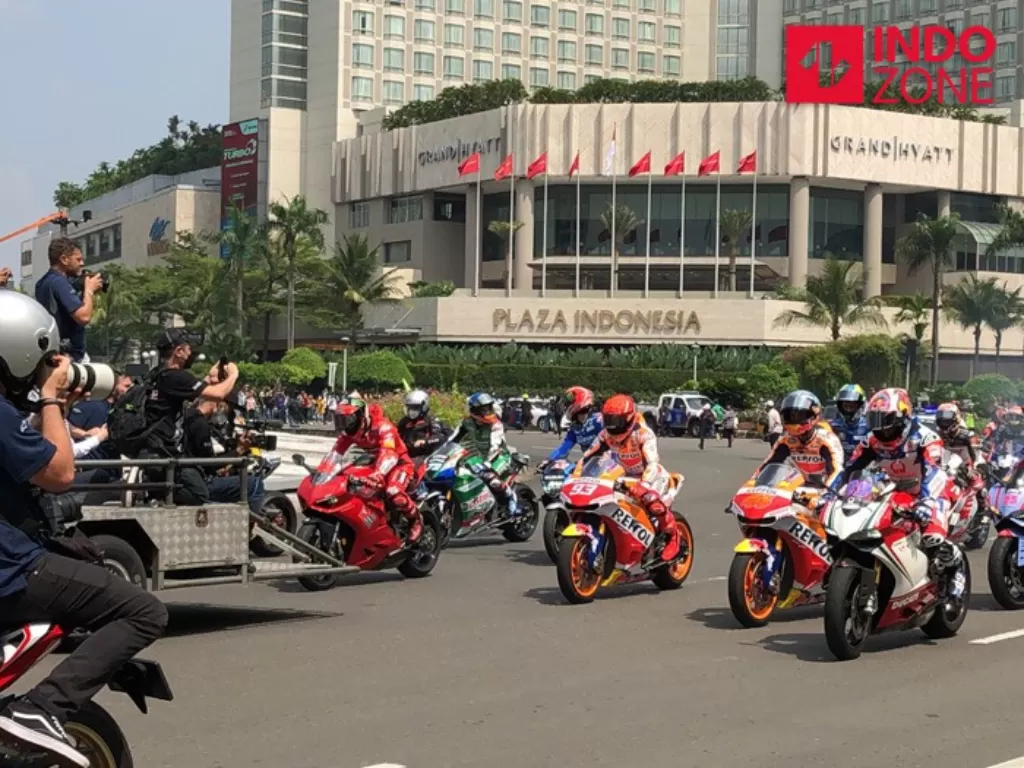 Deretan pebalap MotoGP melintas di Bundaran Hotel Indonesia (Kempinski).(SAMSUDHUHA/INDOZONE)